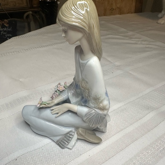 Iladro Girl Kneeling Next to Flower Basket - Picture 9 of 12